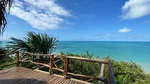 Una terraza de madera con vista al océano.