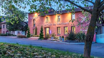 A two-story building with a sign that reads 'Le Moulin du Gastronomie.'