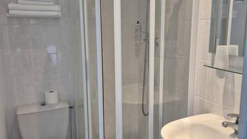 Une salle de bain moderne avec une douche à parois de verre, des toilettes et un lavabo.