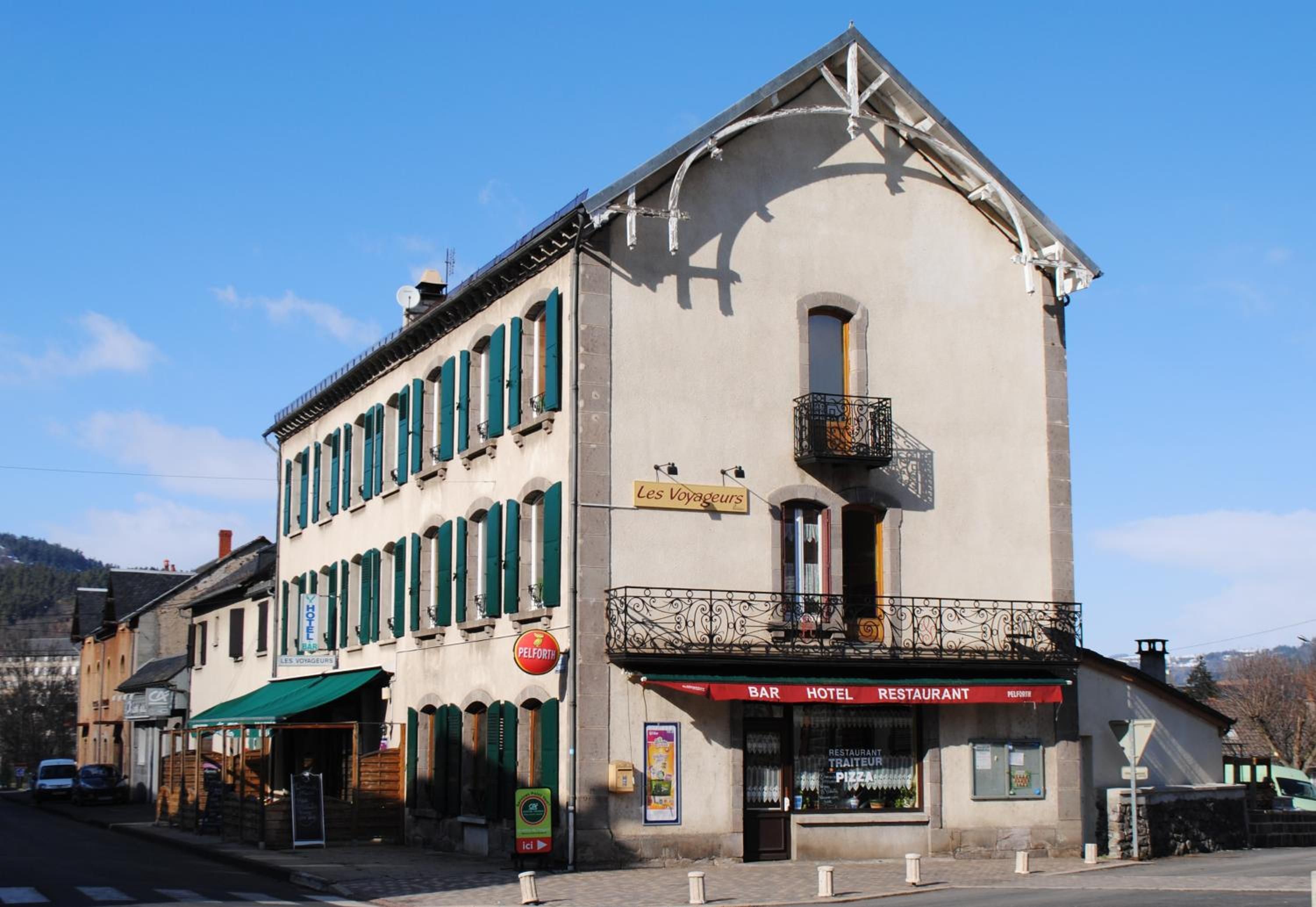 Un edificio con un cartel que indica que alberga un hotel, bar y restaurante.