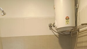 Une salle de bain avec des toilettes, une douche et un lavabo.
