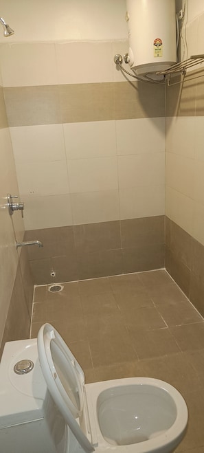 Een badkamer met toilet, douche en wastafel.