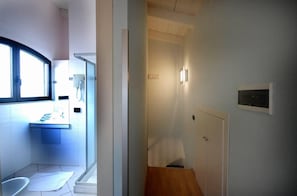 A modern bathroom with a glass shower enclosure, a sink, and a toilet. - Albergo Delle Industrie (Casalmaggiore)