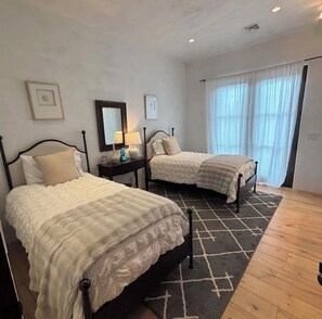 Room - 2-bedroom Guest House European estate in Somis perfect for relaxing getaway (Somis)
