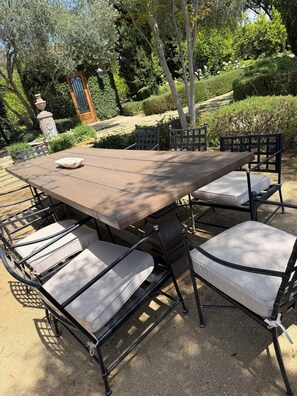 Outdoor dining - 2-bedroom Guest House European estate in Somis perfect for relaxing getaway (Somis)