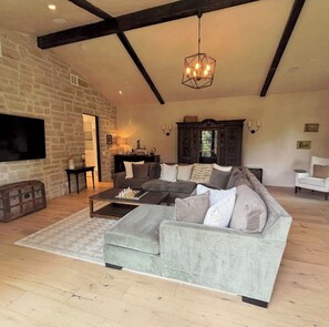 Living area - 2-bedroom Guest House European estate in Somis perfect for relaxing getaway (Somis)