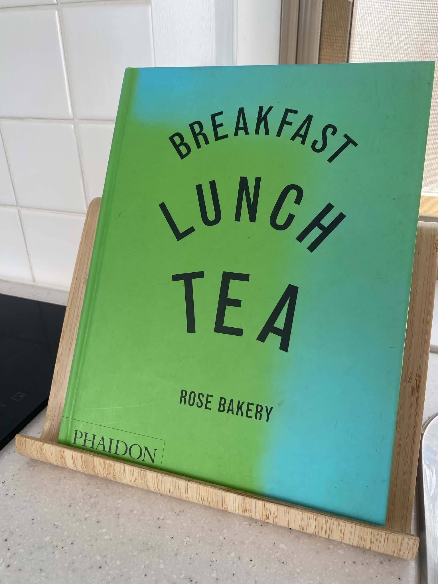 Ein Buch mit dem Titel 'BREAKFAST LUNCH TEA' von ROSE BAKERY.