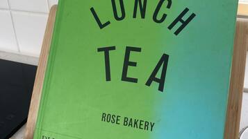 Un livre intitulé « PETIT-DÉJEUNER, DÉJEUNER, THÉ », de ROSE BAKERY.