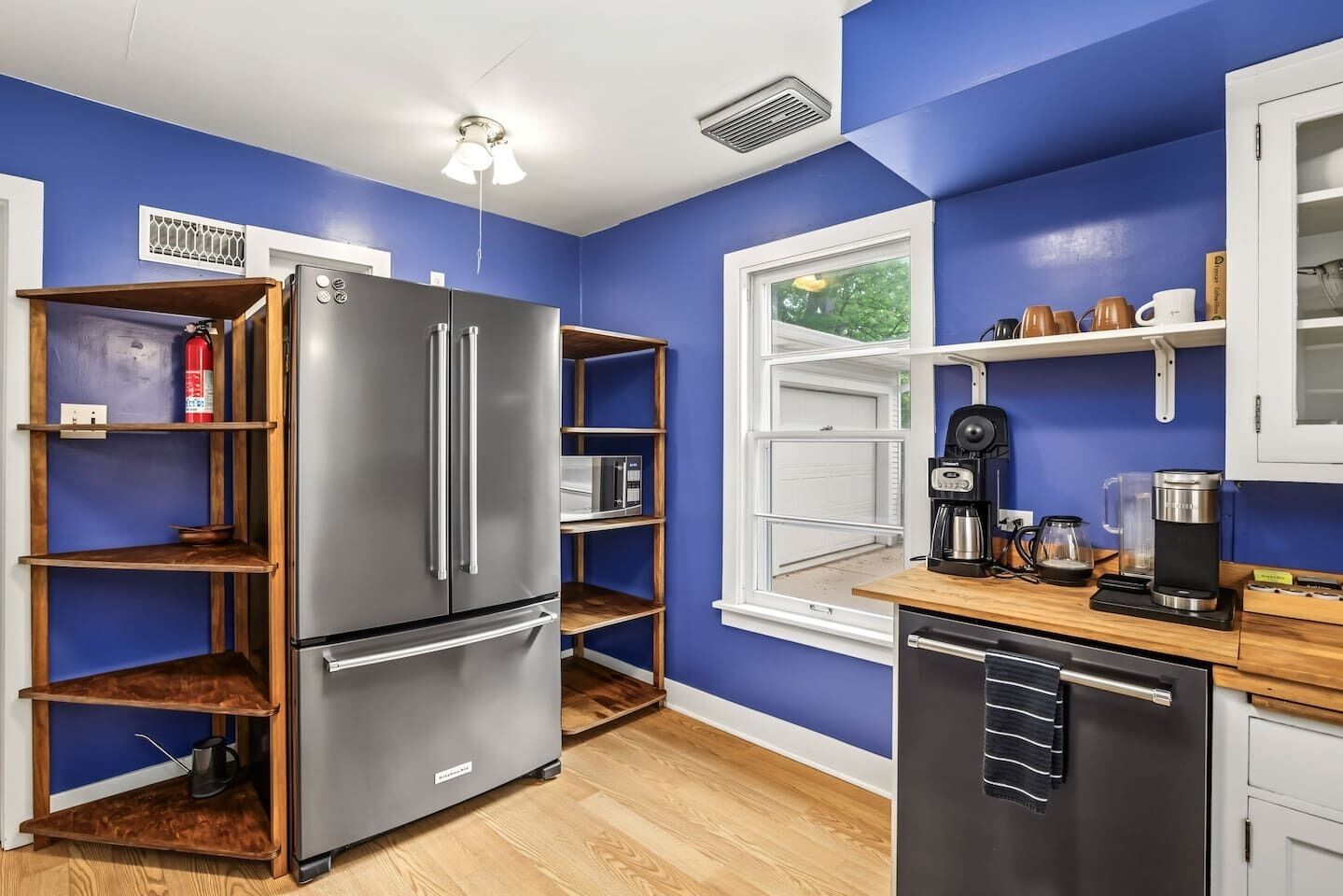 Cafetera y tetera, refrigerador, microondas y horno 