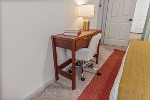 1 bedroom, desk, iron/ironing board, WiFi (free)