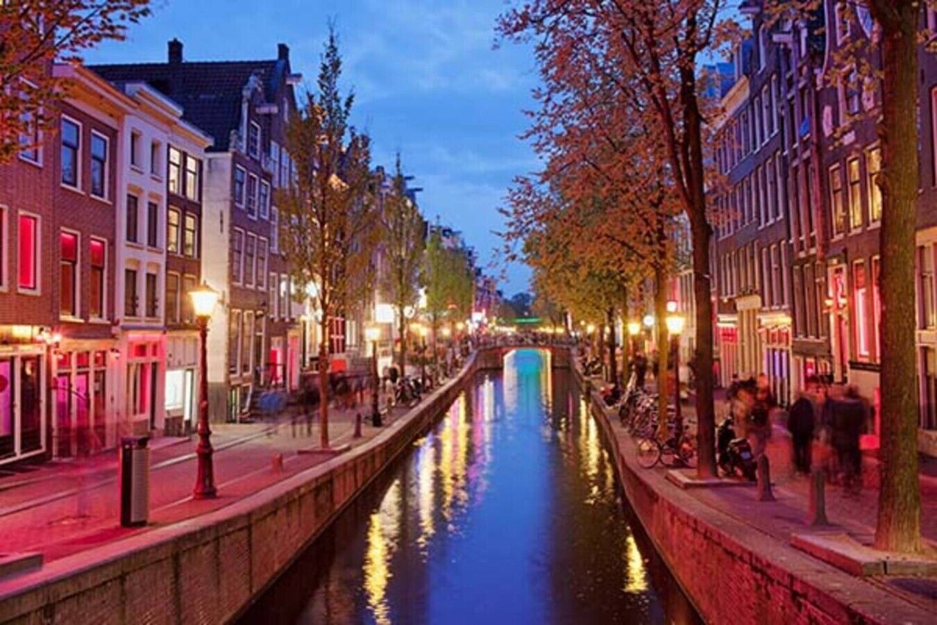 Un canal flanqueado por edificios históricos, una vía fluvial estrecha y un paseo peatonal.