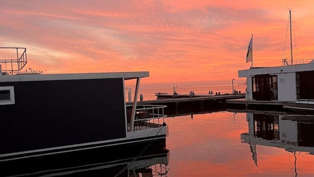A calm waterfront with docked boats and a clear sky at sunset. - Fantastic Houseboat, 15 min Amsterdam Free Parking (Monnickendam)
