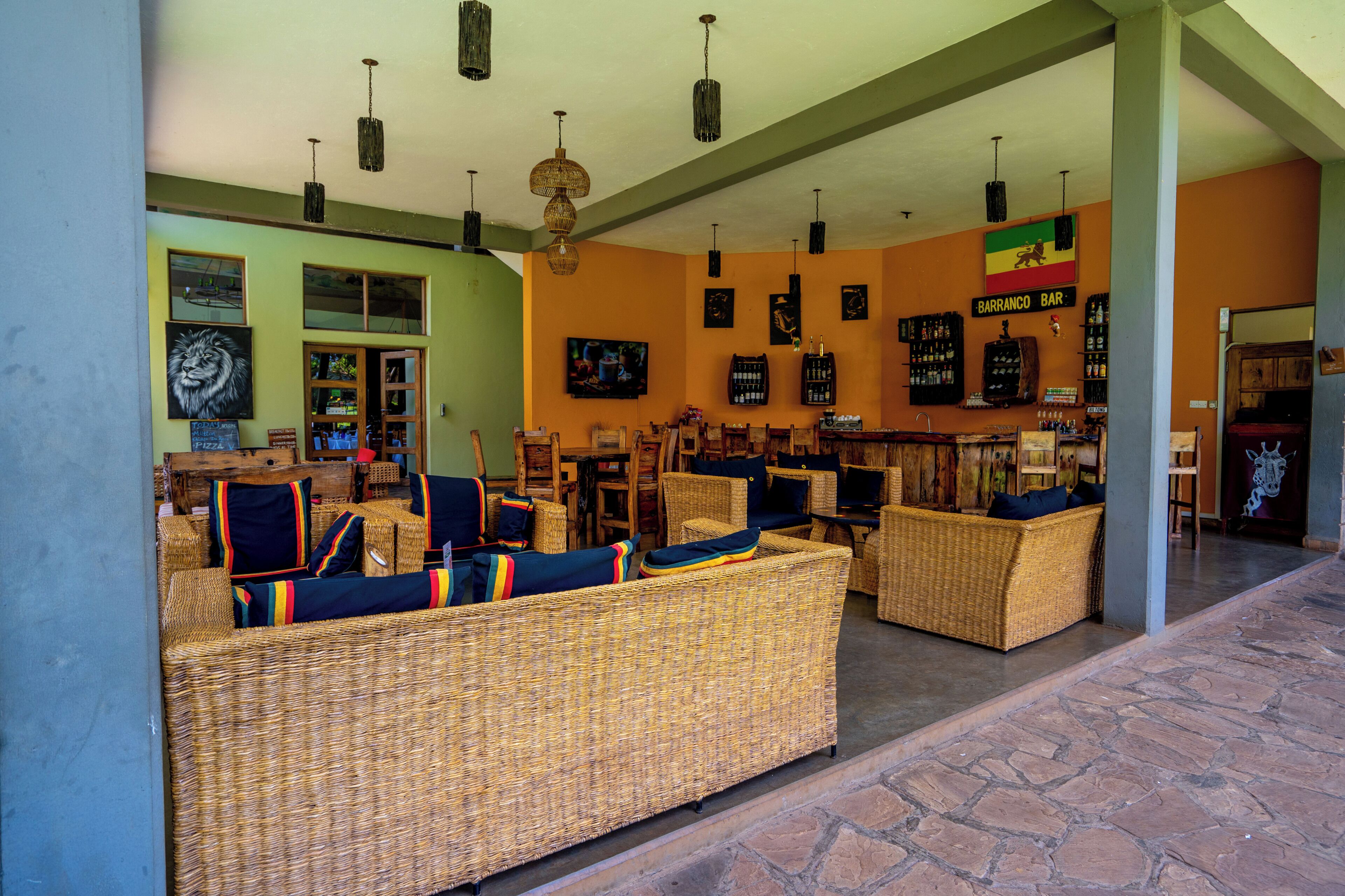 Bar (trong khuôn viên)