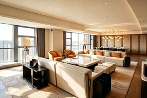 Una habitación de hotel moderna con una amplia zona de estar, una mesa de comedor y grandes ventanales con vistas a la ciudad.