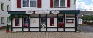 Un edificio con un letrero que indica 'Landhotel Jägerhof' y cafetería & restaurante 'Kulmbacher'.