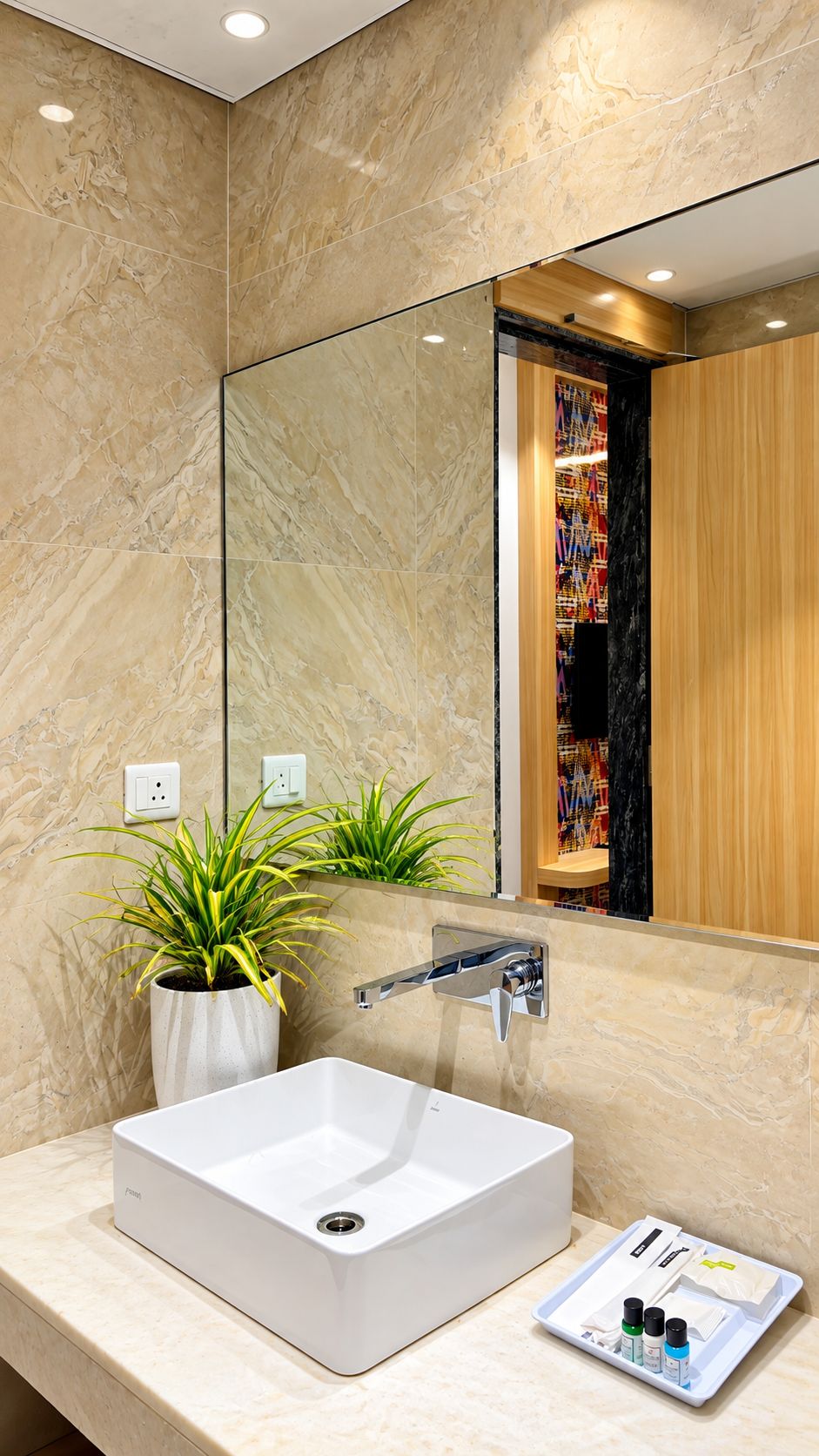 Un baño moderno con un lavabo blanco, un espejo y una planta en maceta.