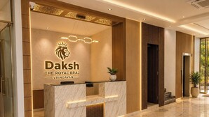 Una reception con il logo e la scritta 'Daksh The Royal Braj Vrindavan'.