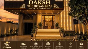 Un hotel con un cartello ben visibile che riporta 'Daksh The Royal Braj Vrindavan', che offre camere di lusso, un ristorante vegetariano, una sala banchetti, un ristorante sulla terrazza, Wi-Fi gratuito e ampio parcheggio.
