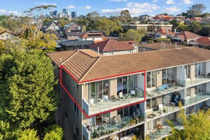 A multi-story building with a flat roof, large windows, and balconies. - Breathtaking Luxury 2BR | 10 Min CBD | Water Views (Cammeray)