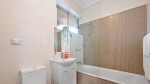 Ein Badezimmer mit Toilette, Waschbecken und Badewanne.