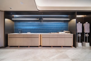A modern bathroom with a large mirror, a sink, and a towel rack. - Crystal Hotel Changde Wuling Pavilion  (Changde)