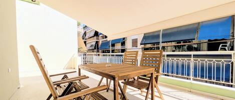 Appartement familial, balcon, vue sur la ville | Terrasse/patio