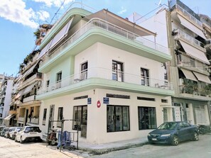 A multi-story residential building with balconies, a gated entrance, and parked cars. - Dinostratus House - Boutique Rooms and Apartments near Acropolis and Metro (Athina)