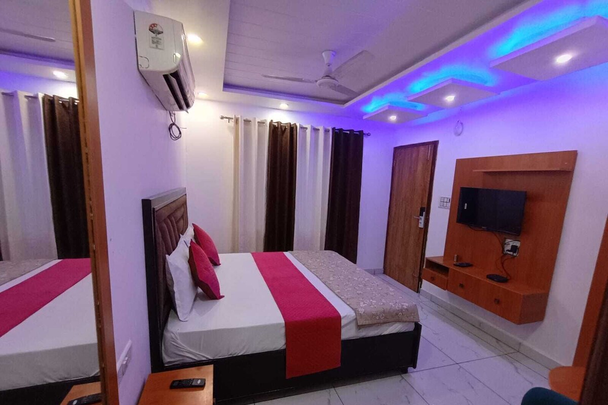 Deluxe kamer, uitzicht op stad | Een bureau, verduisterende gordijnen, gratis wifi