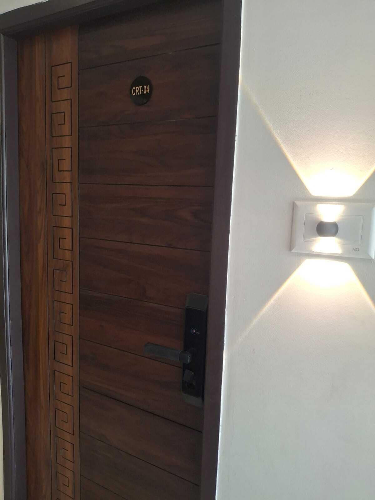 Una puerta de madera con un diseño geométrico y la etiqueta 'CRT-04'.