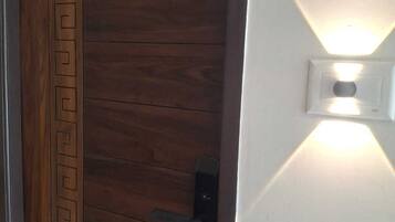 Una puerta de madera con un diseño geométrico y la etiqueta 'CRT-04'.