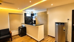 Una cocina compacta con horno integrado, lavavajillas y refrigerador.