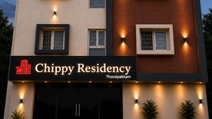 Un edificio de varios pisos con un cartel que dice 'Chippy Residency Thoraipakkam'.