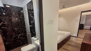 Un baño moderno con inodoro, lavabo y ducha.