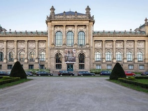 A large, historic building with a symmetrical facade, large arched windows, and statues. - Stylish and central apt 5 guests 65qm top location (Hanover)