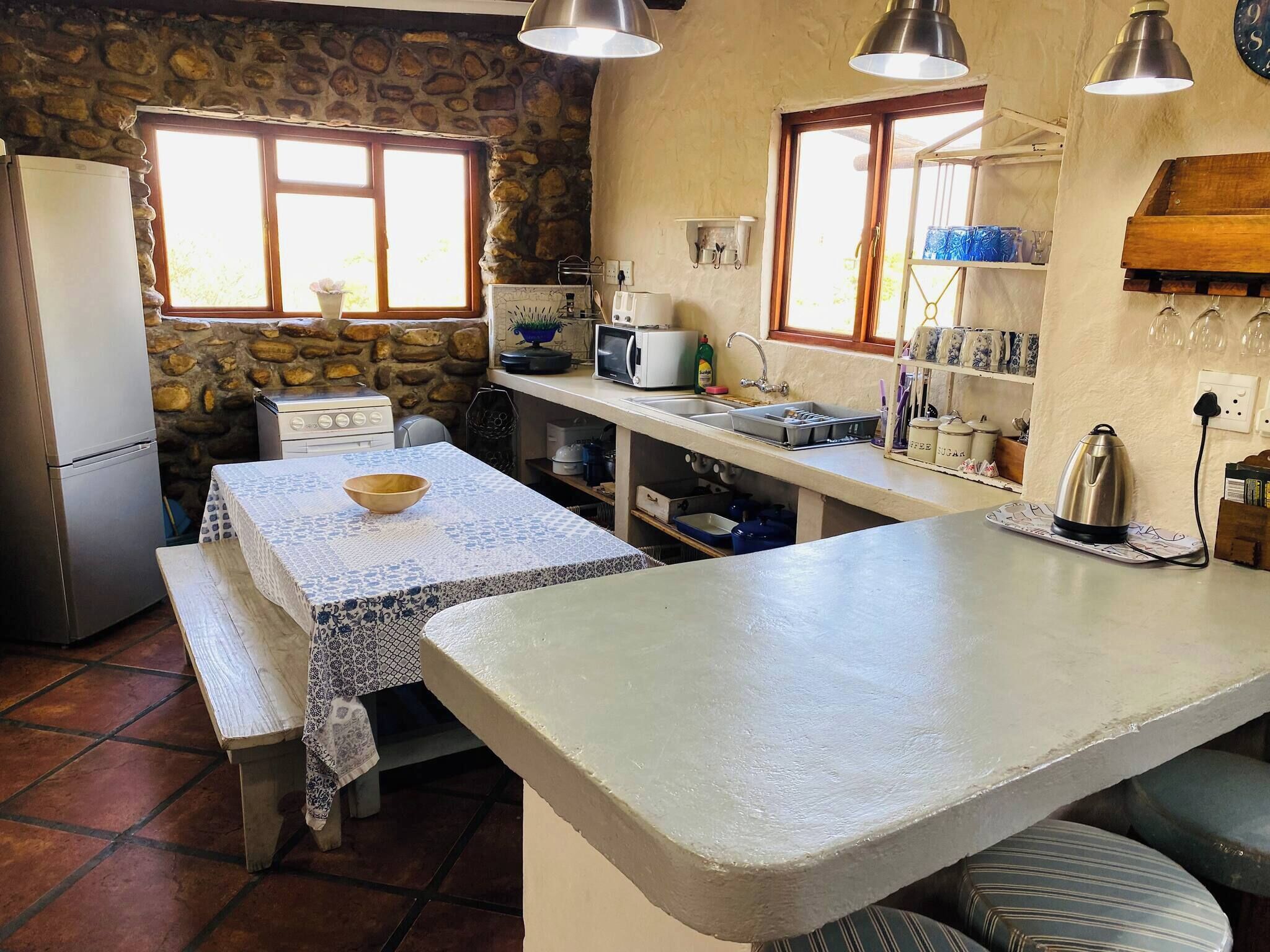 Wasserkocher mit Kaffee-/Teezubehör, Kühlschrank, Mikrowelle, Ofen