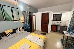 Desk, laptop workspace - D'souza Brother Guest House Baga Goa (Baga)