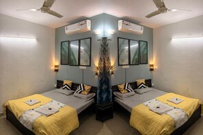 Desk, laptop workspace - D'souza Brother Guest House Baga Goa (Baga)