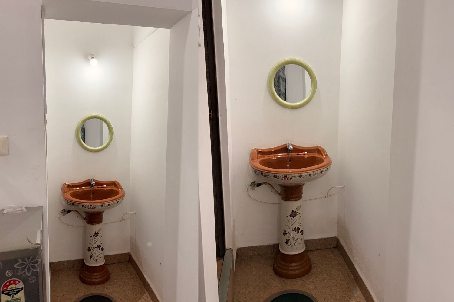 Un baño con dos lavamanos, cada uno con un espejo encima.