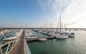 A marina with numerous boats docked along a wooden pier. - Charmante maison vendéenne (Longeville-sur-Mer)