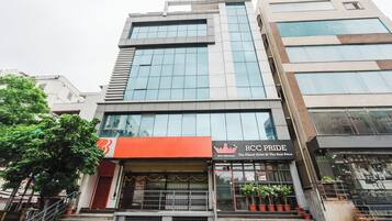 Un hotel de varios pisos con un llamativo letrero de RCC Pride, que indica una cadena hotelera.