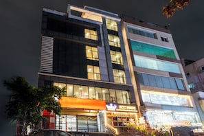 Un hotel de varios pisos con un letrero llamativo que dice 'RCC Pride'.