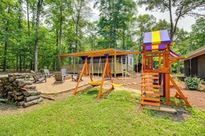 A playground with swings, a slide, and a climbing structure. - 2 Hot Tubs, Games & BBQs! Henagar Group Retreat (Henagar)