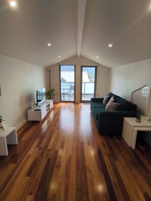 Living area - Luxury 3 bedroom townhouse Apollo Bay - 5 minute walk to the beach (Apollo Bay)