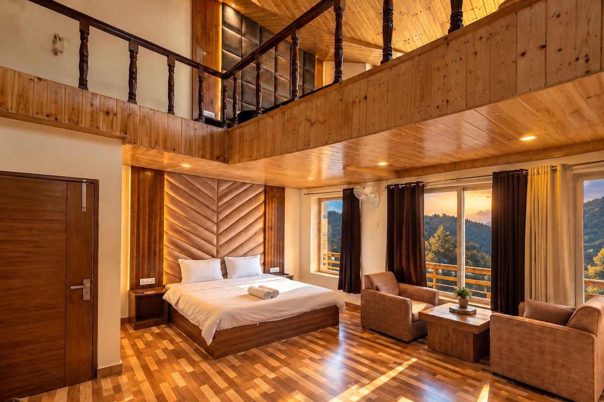 Une chambre spacieuse avec un grand lit, un plancher en bois, un balcon avec vue et un plafond en bois.