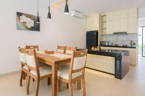Villa, 3 soverom, bassengutsikt | Spiseområde