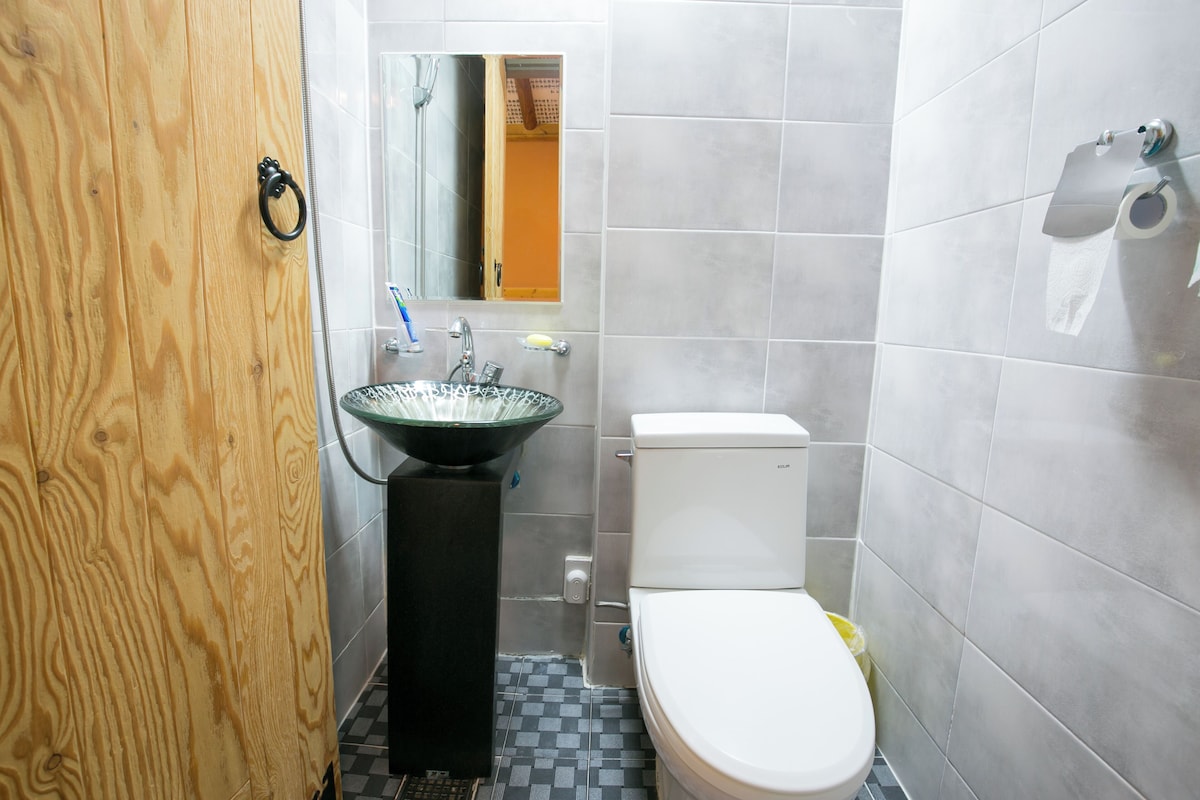 Kamar Keluarga, pemandangan kebun | Kamar mandi | Shower, pengering rambut, handuk, dan sabun