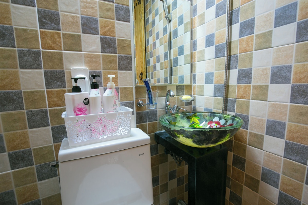 Shower, pengering rambut, handuk, dan sabun