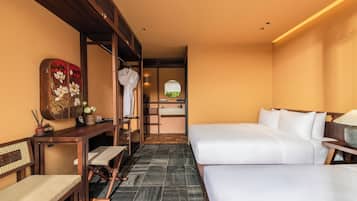 Driepersoonskamer, balkon | Een minibar, een bureau, een strijkplank/strijkijzer, wifi