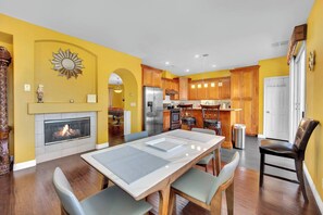 Una cocina con isla central, armarios de madera y horno empotrado.