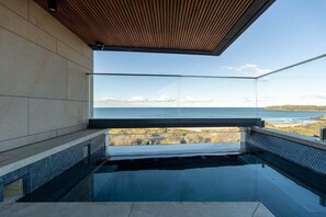 Una piscina infinita moderna con vistas claras al océano.